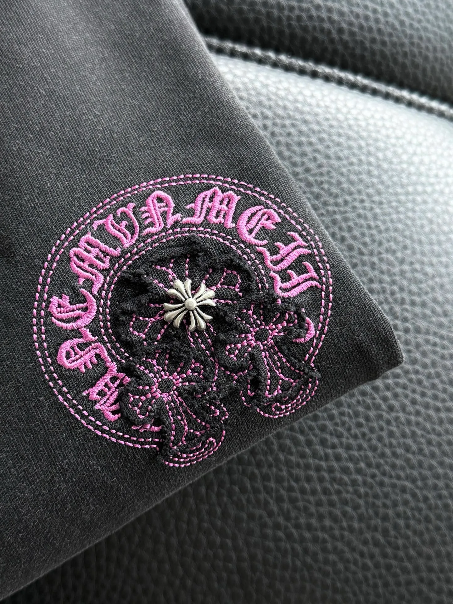 P480 💰 Chrome Hearte CH new cross horseshoe Chrome Heart Sanskrit three-dimensional patchwork show craftsmanship, washed and frayed, pure cotton double yarn jersey fabric, custom dyed in the same vat with special bold 32-count double-strand 1X1 thread. .Light luxury, a must-have item for daily commuting for men and women.  Color: Black White Size: M~3x Style No.: 3583
